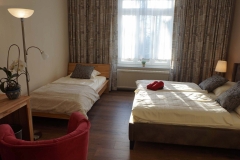 Schlafzimmer mit weiterem Bett