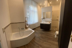 BadezimmerMitBadewanne